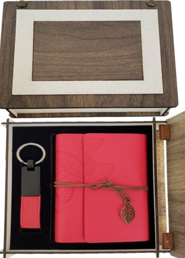 Özel Ahşap Kutulu Kırmızı Deri Defter ve Anahtarlık Set